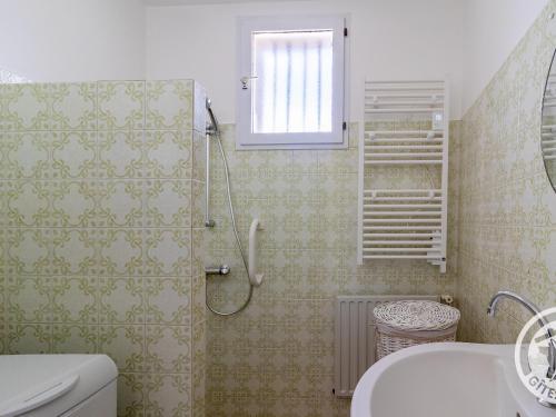 Ένα μπάνιο στο Charmante Maison de Plain-Pied, Proche Commerces et Activités, Entre Nantes et Cholet - FR-1-622-82
