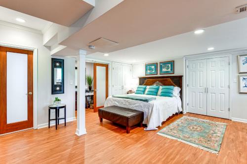 ein Schlafzimmer mit einem Bett mit blauen Kissen in der Unterkunft Waterfront Columbia Studio with Patio and Sunroom! in Columbia