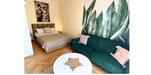 Un pat sau paturi într-o cameră la Apartament Wakcyjny przy ulicy Paryzntów