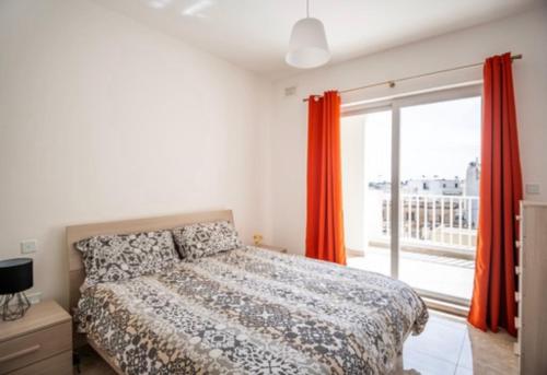 una camera con un letto e una grande finestra di 3 bedroom apartment in Gudja a Gudja