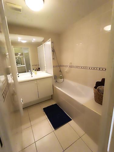 une salle de bain avec une baignoire, un lavabo et un miroir dans l'établissement Villa Salammbo, à Antibes