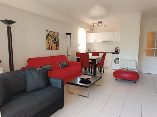 un salon avec un canapé rouge et une table dans l'établissement Villa Salammbo, à Antibes