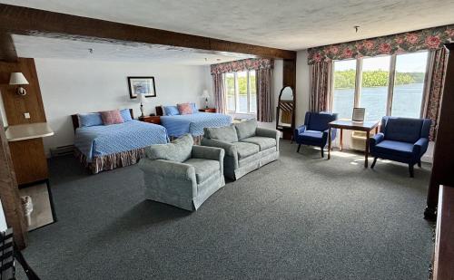 - une chambre avec un lit, un lit et un canapé dans l'établissement Fort Knox Inn, à Bucksport