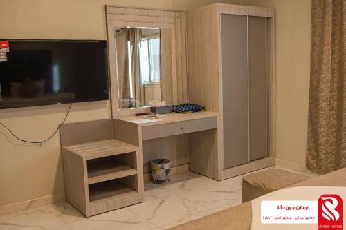 a room with a vanity with a mirror and a television at سيتى للشقق المخدومة in Jeddah