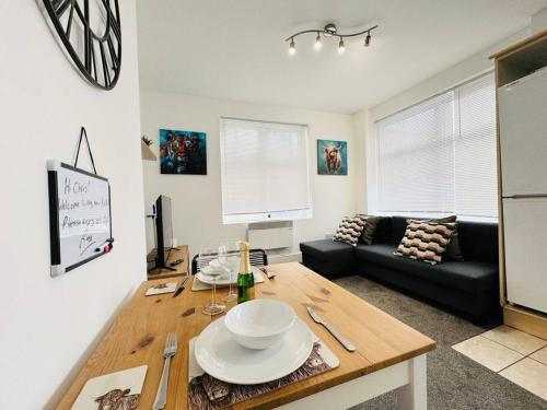 a living room with a table and a couch at Luton Centre Apartment in Luton