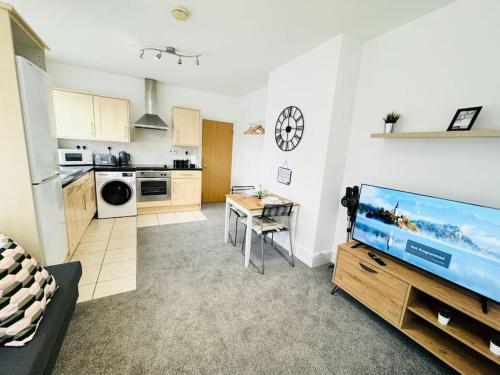a living room with a kitchen and a dining room at Luton Centre Apartment in Luton