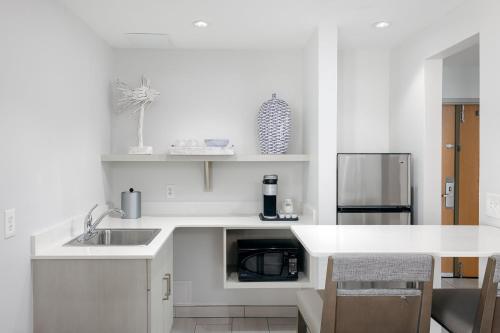 Кухня или мини-кухня в Holiday Inn Express Pensacola Beach by IHG
