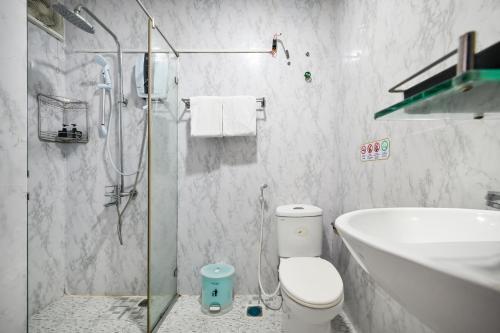 La salle de bains est pourvue d'une douche, de toilettes et d'un lavabo. dans l'établissement Ha Vy Hotel, à Hô-Chi-Minh-Ville