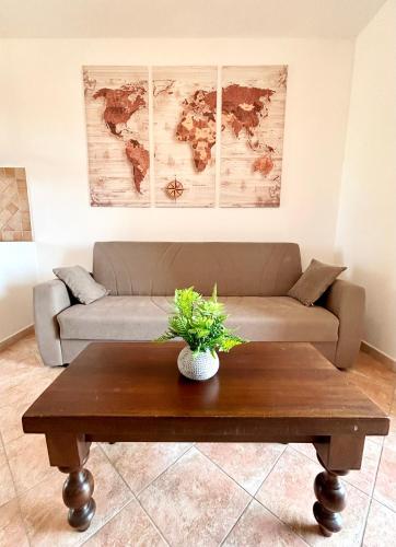 a living room with a couch and a coffee table at Il tramonto tra Alghero e Stintino in Palmadula