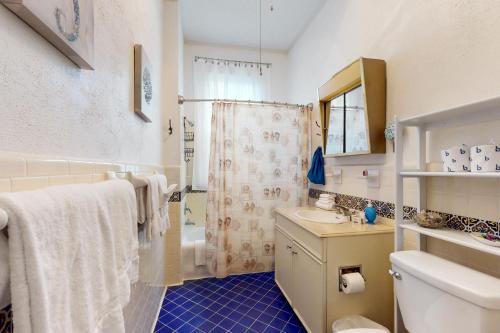 Phòng tắm tại Galveston Getaway