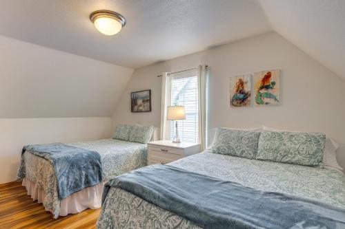 una camera da letto con due letti e una finestra di Half Mi to Beach Rockaway Beach Home with Grill! a Rockaway Beach