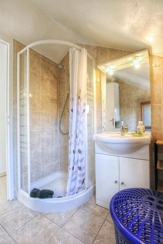 une salle de bain avec douche et lavabo dans l'établissement La Maisonnette des Pins - Roquefort les Pins, à Roquefort-les-Pins