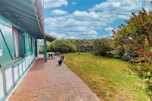 une petite fille marchant sur un trottoir à côté d'une maison dans l'établissement Hossegor Plage, Maison landaise 6 personnes, à Soorts-Hossegor