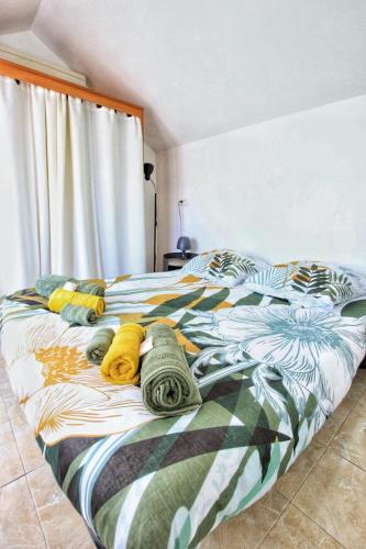 - un lit avec des serviettes dans une chambre dans l'établissement La Maisonnette des Pins - Roquefort les Pins, à Roquefort-les-Pins