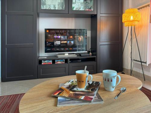 Una mesa de café con dos tazas encima. en Appartement calme, parking privé, en Schiltigheim