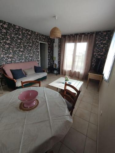 un salon avec une table et un canapé dans l'établissement Maison 'La clé des champs', à Le Bouchet-Saint-Nicolas