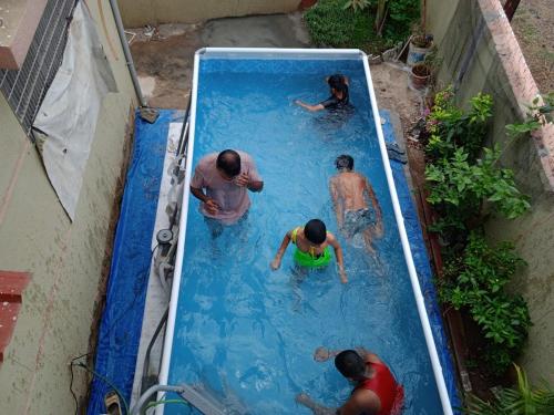 een groep mensen in een zwembad bij Palmquist Villa in Neral