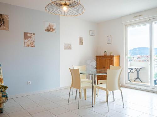 une salle à manger avec une table et des chaises et une fenêtre dans l'établissement T2 tout confort proche centre Hyères & plages, à Hyères