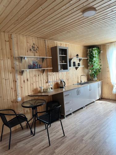 eine Küche mit einem Tisch und Stühlen im Zimmer in der Unterkunft Guesthouse SANIKO in Martvili