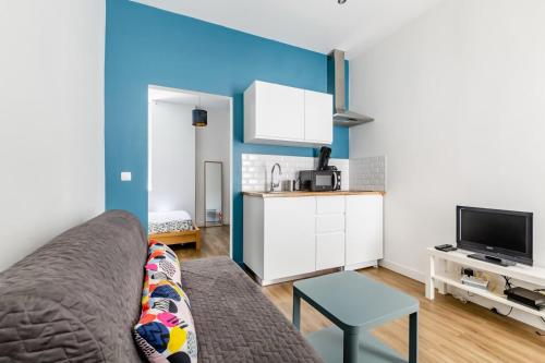 un salon avec un canapé et une cuisine dans l'établissement Studio proche Plage du Mourillon Confort et Charme, à Toulon