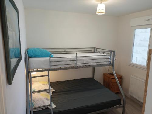 une chambre avec deux lits superposés dans l'établissement Au pied de la dune, à Biscarrosse