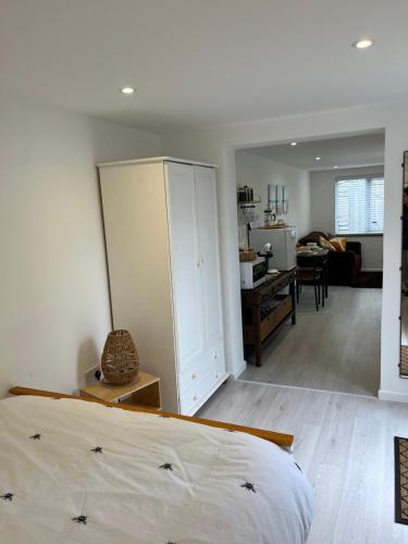 Kent的住宿－Elmwood Lodge，一间卧室设有一张床和一间客厅。