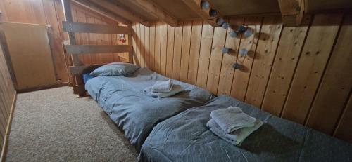 Postel nebo postele na pokoji v ubytování Appartement, vue sur le lac