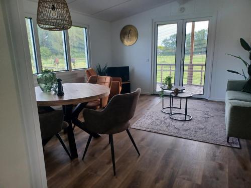 a living room with a table and chairs at IJsvogel in Schipborg
