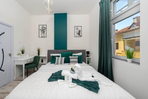 A bed or beds in a room at Apartment in the Heart of the Top Center