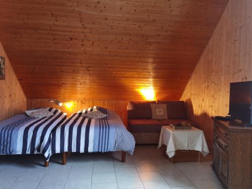 Postel nebo postele na pokoji v ubytování Gite 4 personnes Les Ecureuils