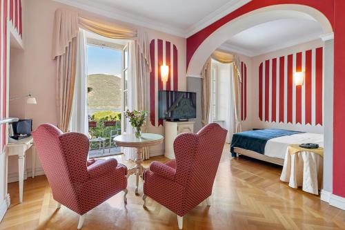 - une chambre avec un lit, une table et des chaises dans l'établissement Hotel Cannobio, à Cannobio