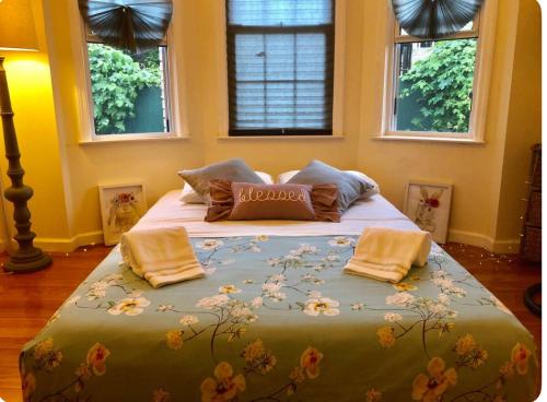 Postel nebo postele na pokoji v ubytování Serenity Room JFK