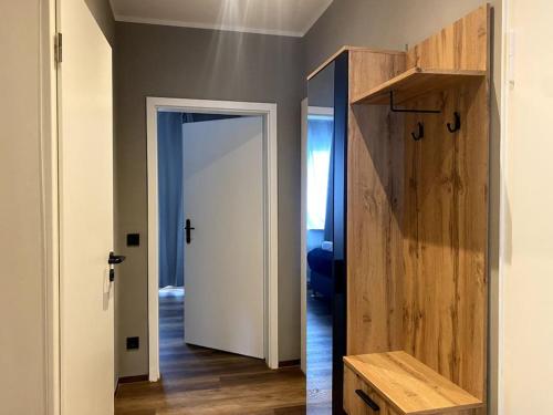 un pasillo con una puerta que conduce a una habitación en Perfect Place, en Duisburg
