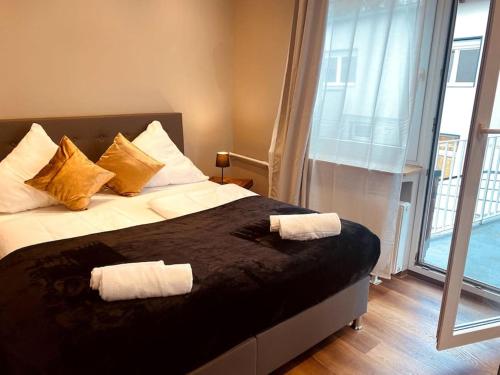 Un dormitorio con una cama con dos toallas encima. en Perfect Place, en Duisburg