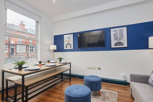una sala de estar con una mesa y un sofá en Large House Close To Leeds - Ideal For Groups, en Headingley