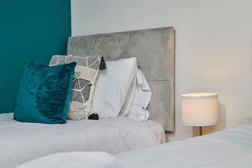 Cama o camas de una habitación en Large House Close To Leeds - Ideal For Groups