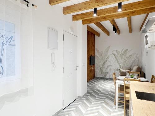 a room with a table and chairs and a dining room at Encantador apartamento vigas de madera in Valencia