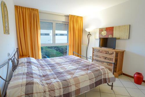 a bedroom with a bed and a window at Casa Milena - VADOALMARE Immobiliare in Vado Ligure