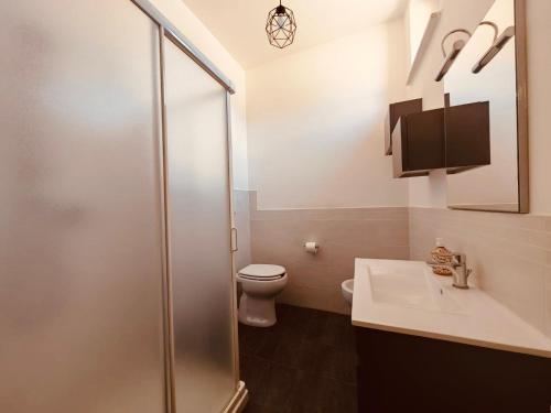 un bagno con doccia, WC e lavandino di Il Panorama a Orvieto