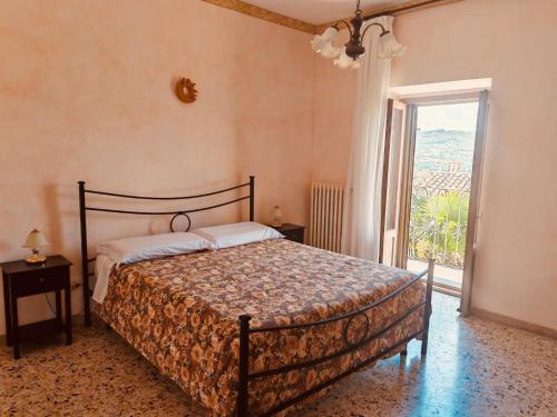una camera da letto con un letto e una grande finestra di Il Panorama a Orvieto