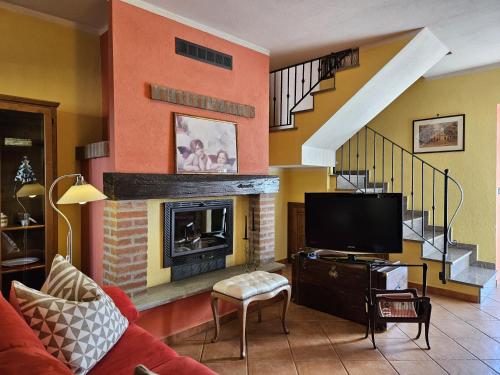 TV a/nebo společenská místnost v ubytování La casa rossa nel Monferrato a Moncucco Torinese