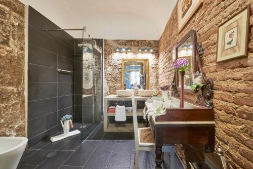 a bathroom with a sink and a mirror and a tub at Casa Bica D'Alva in Vila Alva