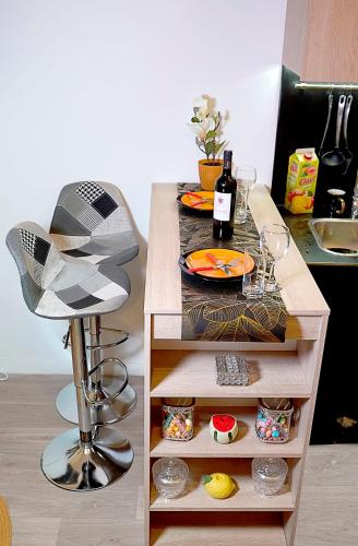 une table avec une lampe et une table avec des assiettes et des verres dans l'établissement Blissful Escape in Palaiseau, 20 Mins de Paris, à Palaiseau