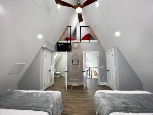 Postel nebo postele na pokoji v ubytování Lakefront Keowee Luxury Cottages 129