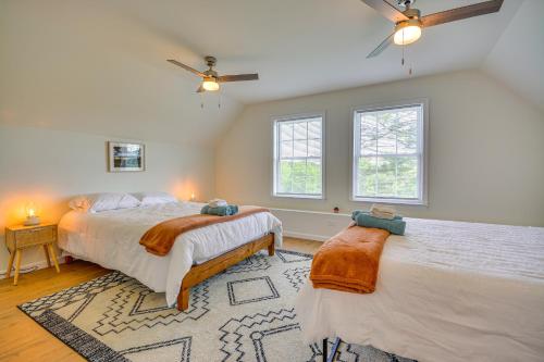 Postel nebo postele na pokoji v ubytování Timeless Hillsville Farmhouse Blue Ridge Parkway!