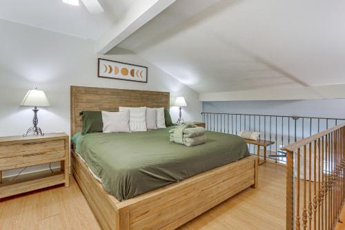 1 dormitorio con 1 cama grande y una escalera en Idyllic Sea Pines Villa Walk to the Beach and More!, en Hilton Head Island