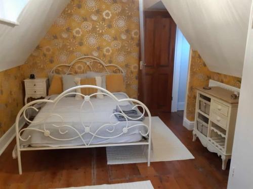 a bedroom with a white bed and a dresser at Lovely 3 Bedroom apartment in Reigate