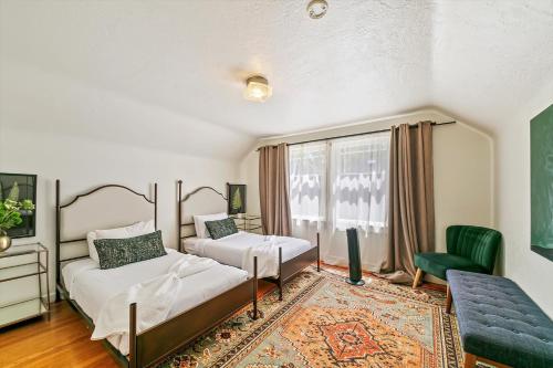 sypialnia z 2 łóżkami i zielonym krzesłem w obiekcie The Brandy Alexander w mieście Boise