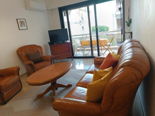 un soggiorno con divano in pelle e tavolo di Juan-Les-Pins centre a Antibes