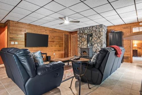 Μια τηλεόραση ή/και κέντρο ψυχαγωγίας στο Dogwood Cabin w Dock